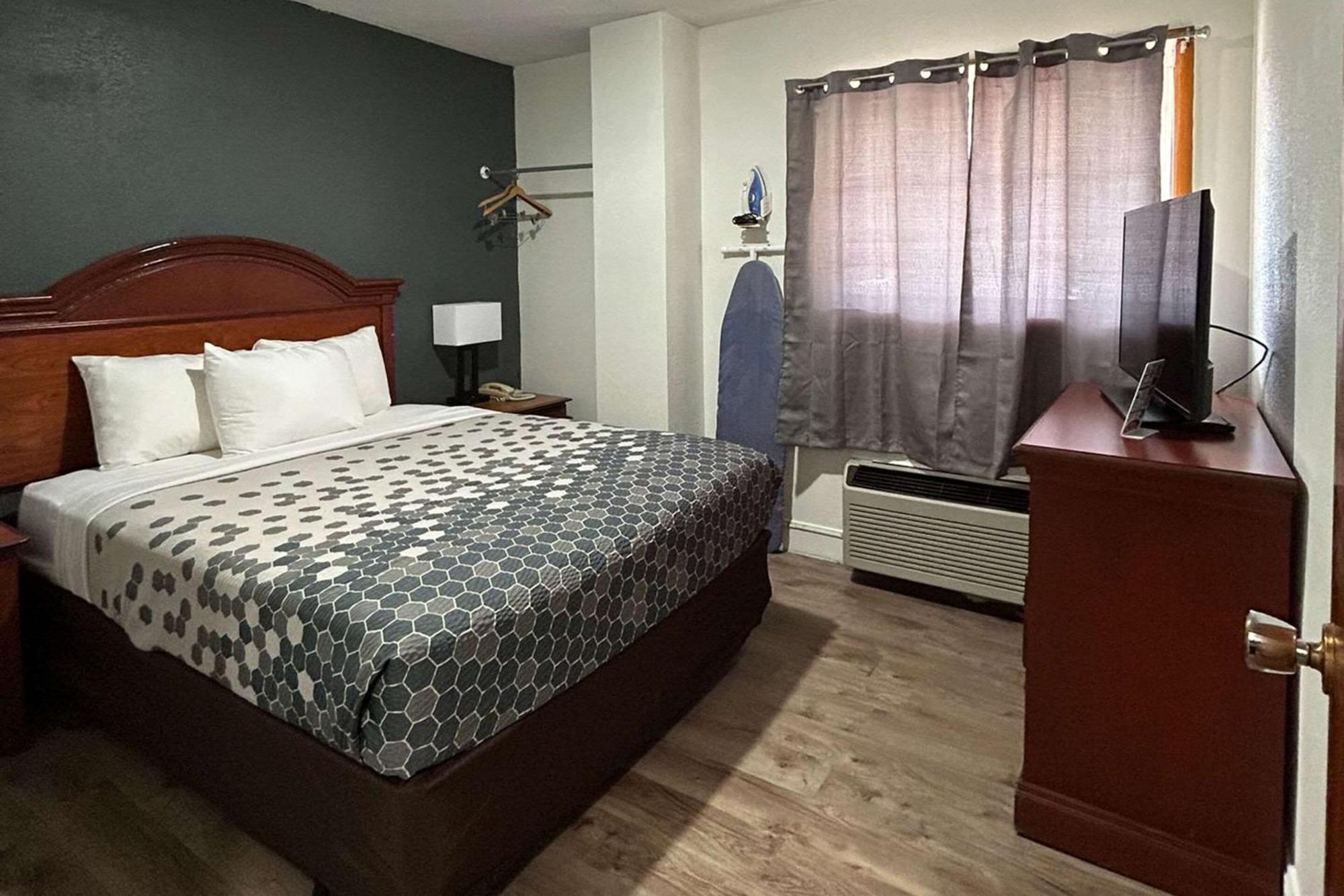 Econo Lodge Inn & Suites On The River Gatlinburg Buitenkant foto